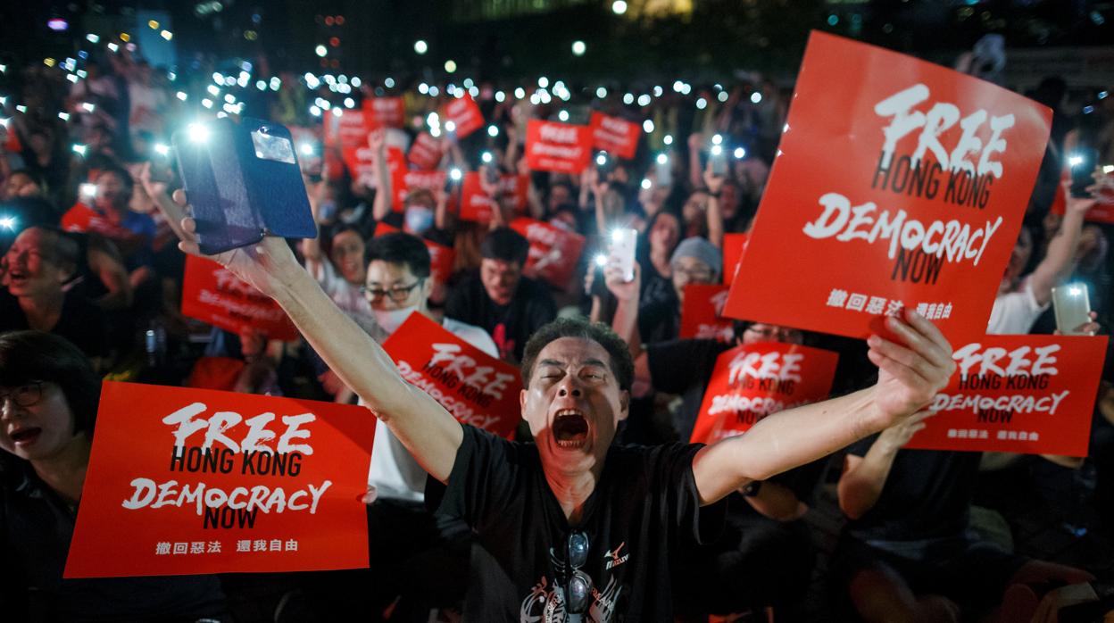 Manifestantes en Hong Kong reclaman ayuda internacional en la cumbre del G-20 de Japón