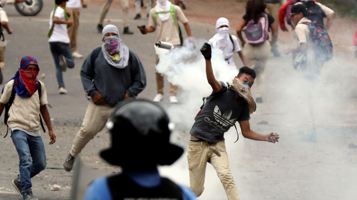 Enfrentamientos entre manifestantes y la Policía hondureña, este miércoles