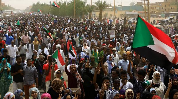 Decenas de miles de sudaneses piden «sangre por sangre» en una protesta contra la Junta Militar