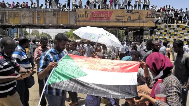 El gobierno de transición de Sudán contrata a un «lobby» canadiense para atraer a Trump