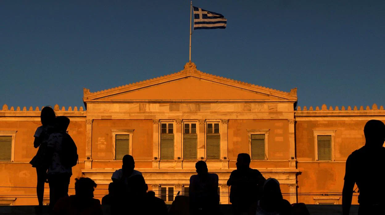 Varias personas reunidas en los alrededores del Parlamento de Grecia