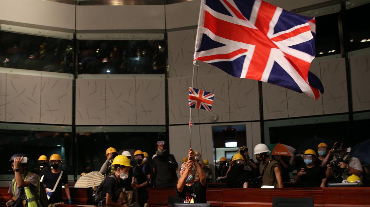 Manifestantes entran en sede del Parlamento de Hong Kong tras derribar puerta