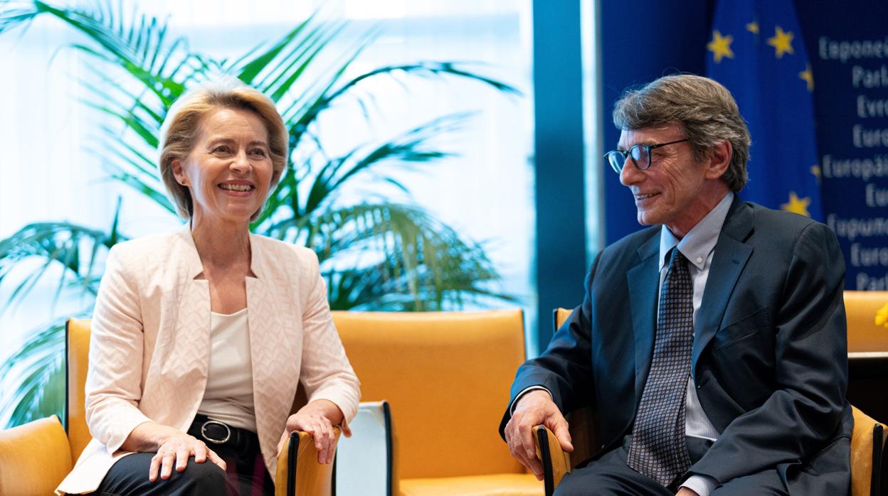 La Presidente de la Comisión Europea, Ursula Von der Leyen y el presidente del Parlamento Europeo David-María Sassoli se encuentran por primera vez tras tomar sus cargos