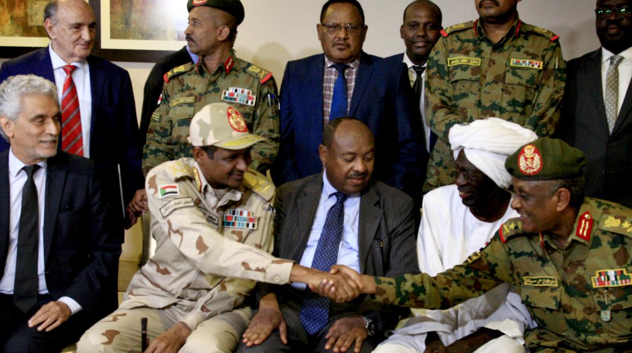 La oposición sudanesa y la junta militar con el mediador de la Unión Africana, Mohamed El Hacen Lebatt