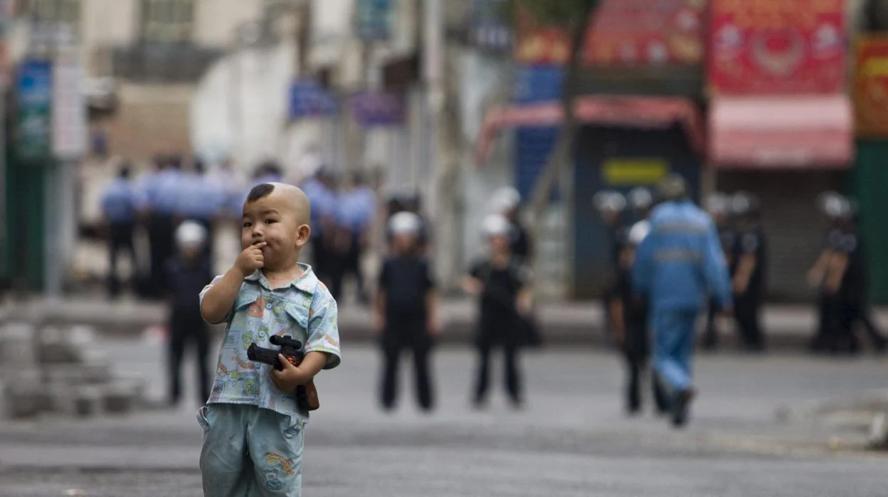 Niño de la etnia uigur