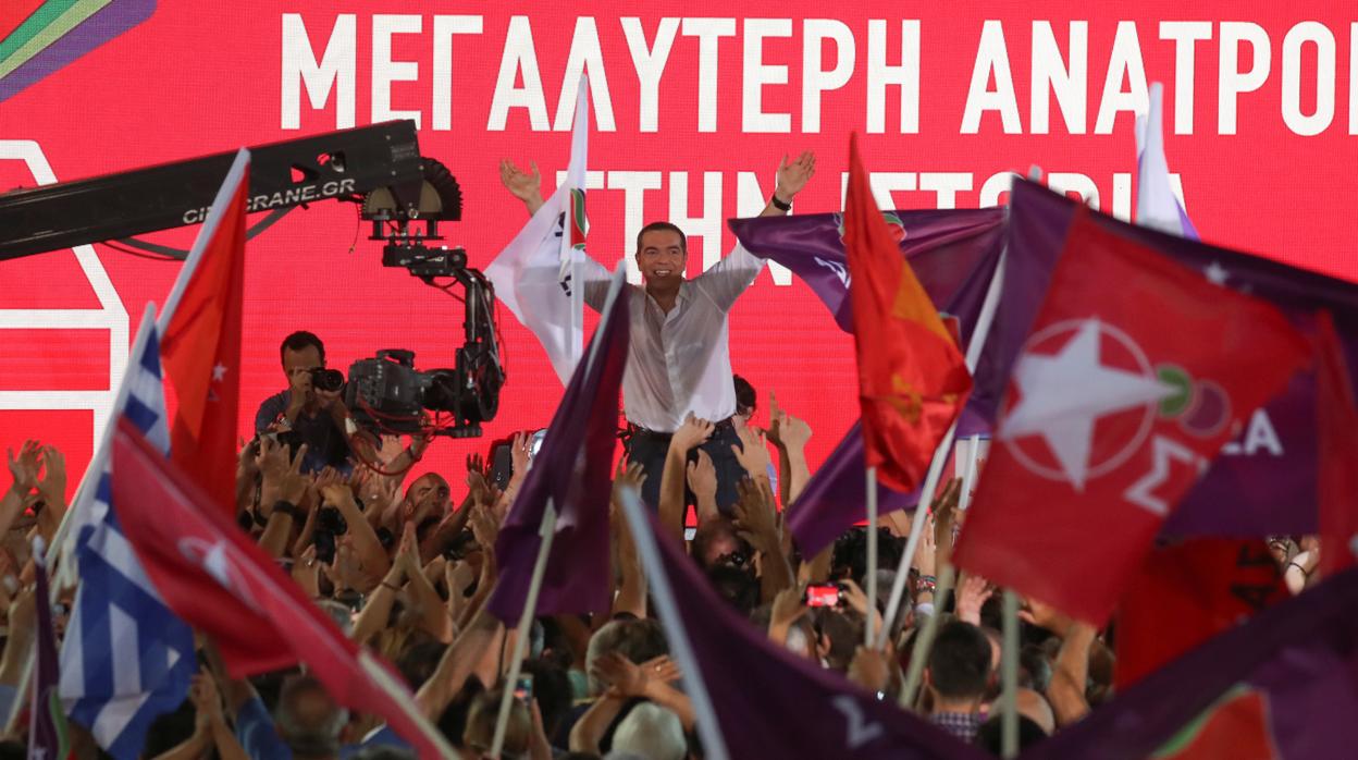 El primer ministro griego, Alexis Tsipras, saluda a los partidarios durante un mitin preelectoral en Atenas