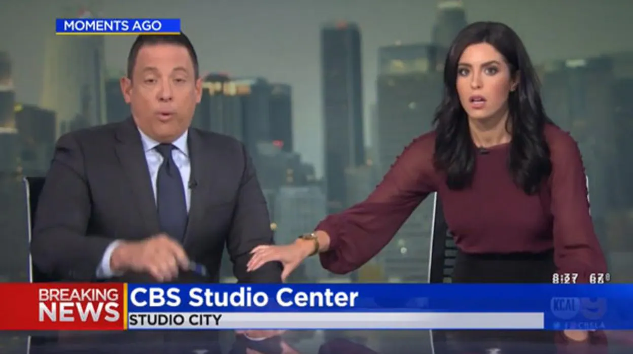 Una presentadora de la CBS se refugia del terremoto escondiéndose debajo de la mesa en pleno directo