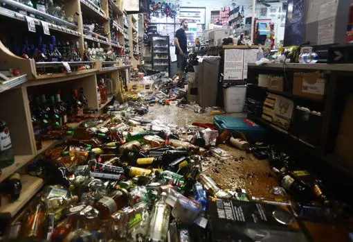Botellas rotas por el suelo tras el terremoto en Ridgecrest (California)