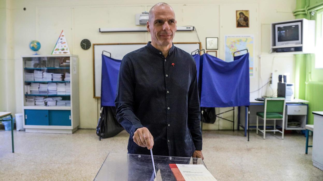 Varufakis, tras votar en las elecciones: «Hoy es la fiesta de la democracia»