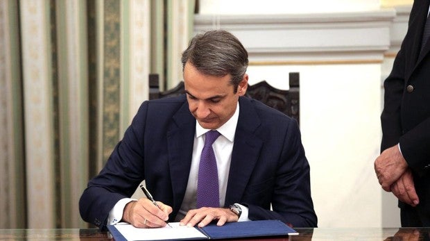 Mitsotakis jura su cargo como primer ministro griego menos de 24 horas después de las elecciones