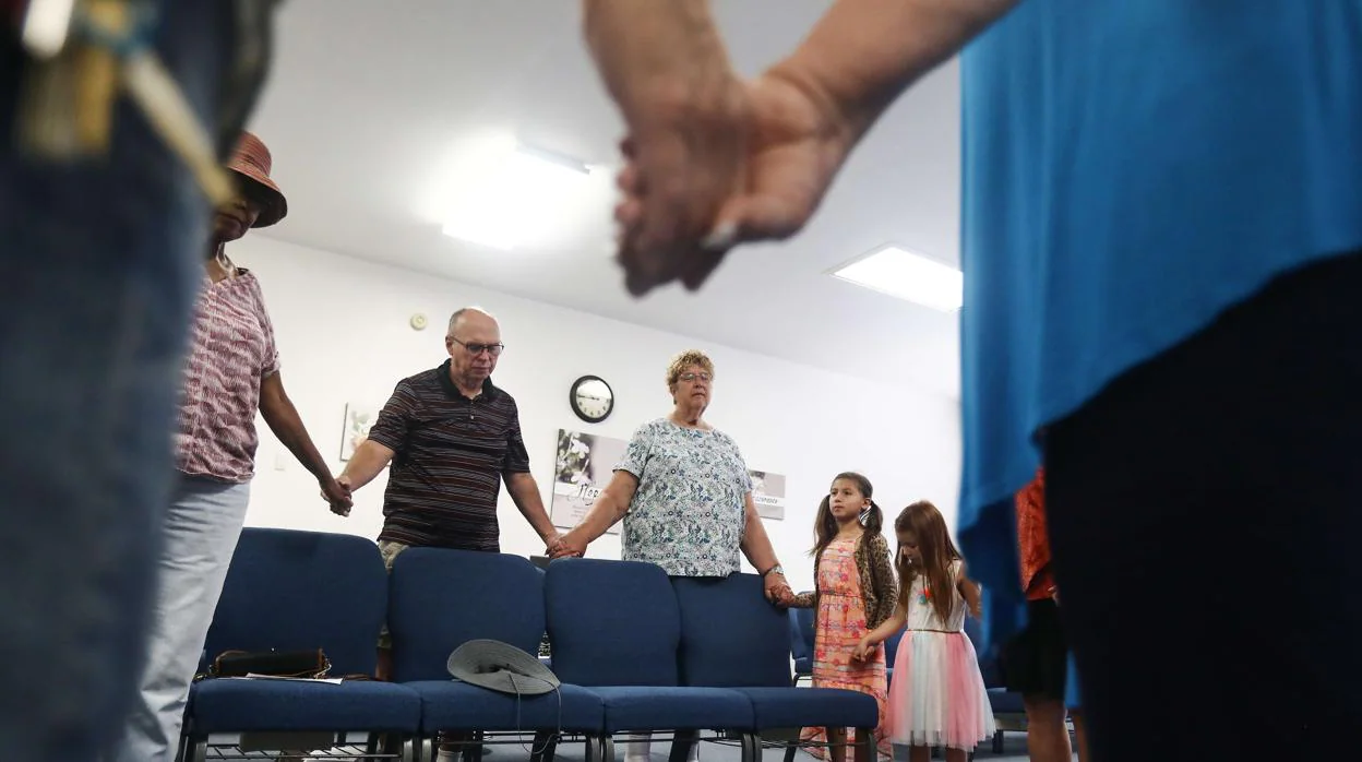 Personas rezando después del segundo terremoto sufrido en California de magnitud 7,1