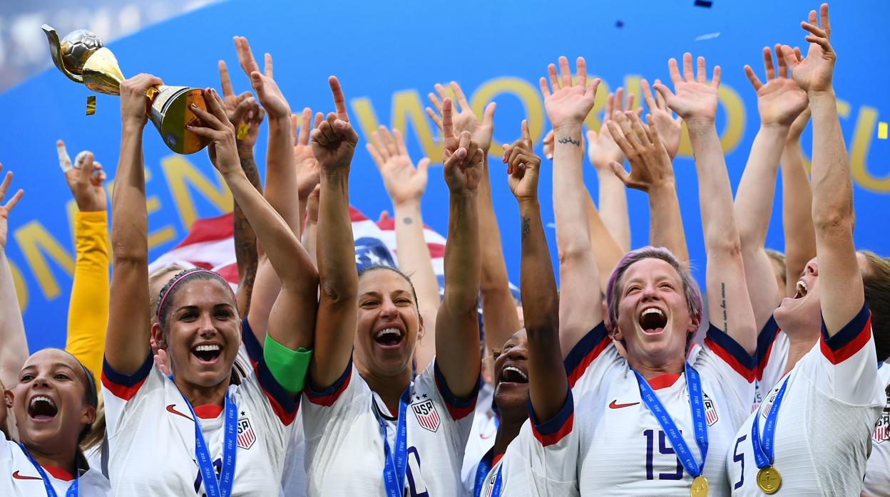 La selección femenina de fútbol de EE.UU. levanta el trofeo de la victoria tras ganar el mundial