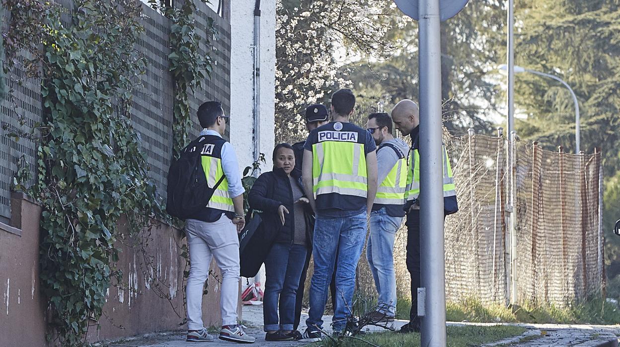 Dispositivo policial tras el asalto a la Embajada de Corea del Norte en Madrid.