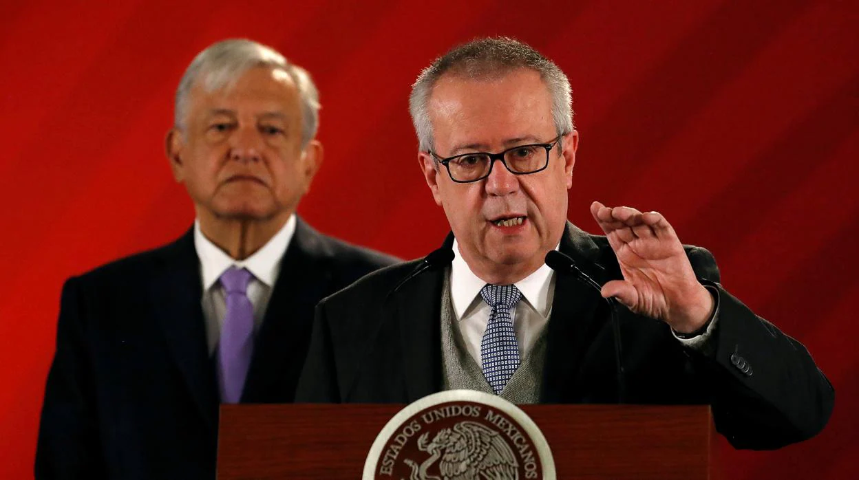 Carlos Urzúa durante una rueda de prensa en el Palacio Nacional el pasado mes de febrero, mientras López Obrador le observa