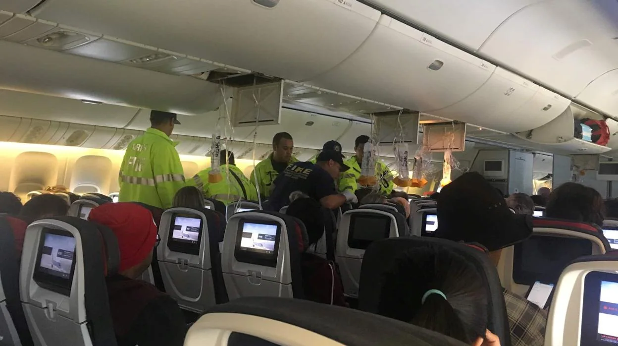 El personal de emergencias atiende a los pasajeros afectados