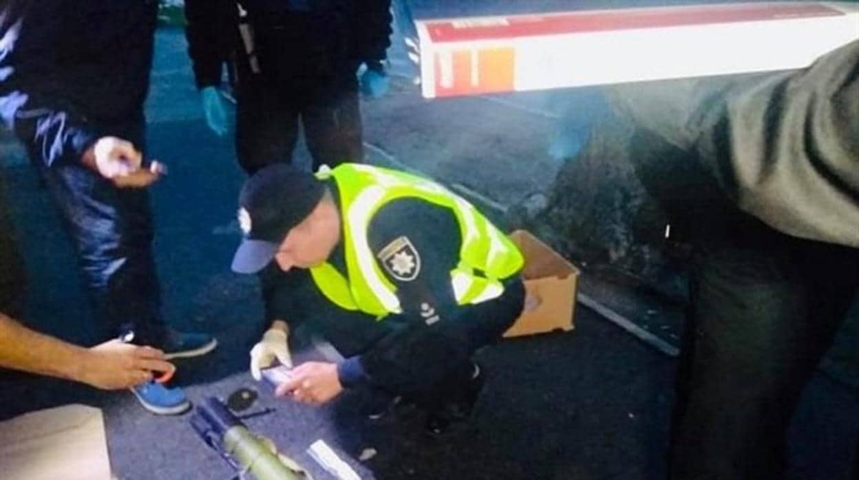 Un policía inspecciona el lanzagranadas encontrado