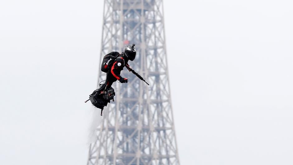 La impresionante actuación del soldado volador en la fiesta del 14 de Julio en París