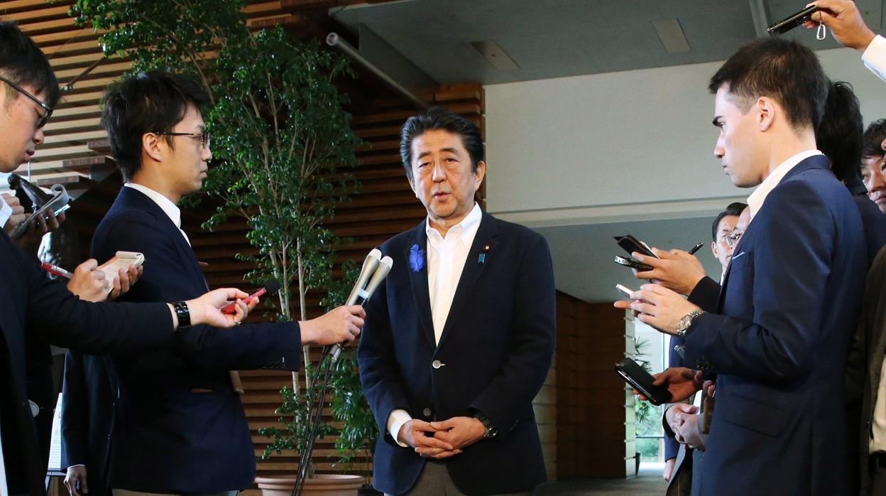 El primer ministro japonés, Shinzo Abe, atiende a la prensa el pasado martes