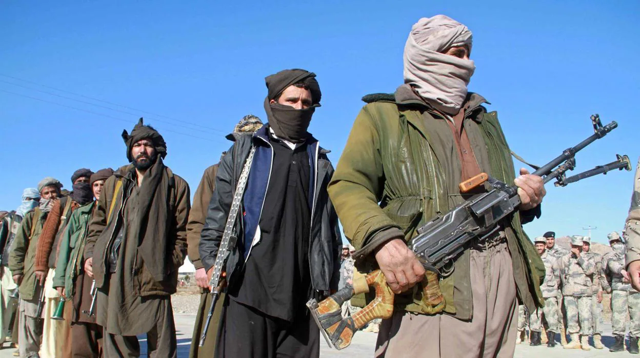 Varios talibanes entregan sus armas tras adherirse a un programa gubernamental de reintegración, en 2012