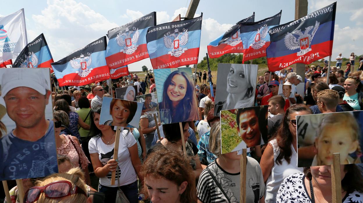 Un grupo de personas asiste al memorial dedicado a las víctimas del vuelo MH17, hoy en la región ucraniana de Donetsk