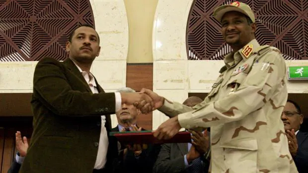 La junta militar de Sudán acuerda con la oposición un gobierno de transición para los próximos tres años