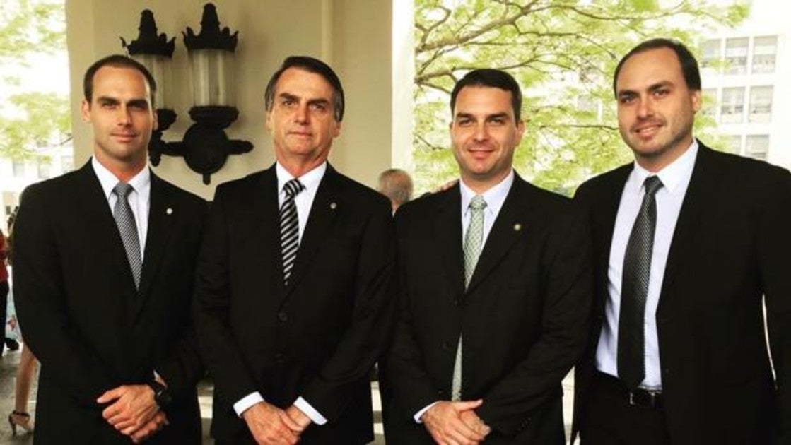 Jair Bolsonaro, segundo por la izquierda, junto a sus hijos Eduardo, Flávio y Carlos