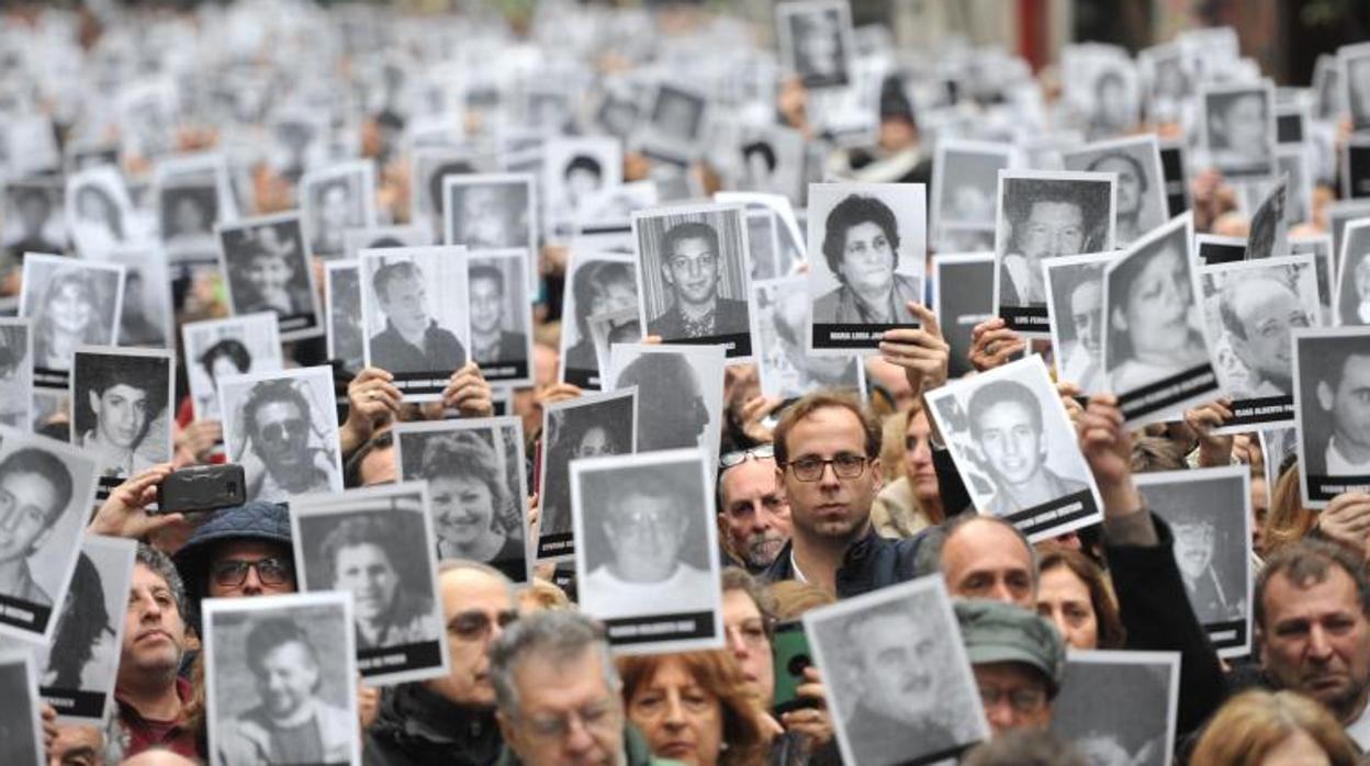 Personas participan durante el acto conmemorativo por los 25 años del atentado contra la mutua judía AMIA