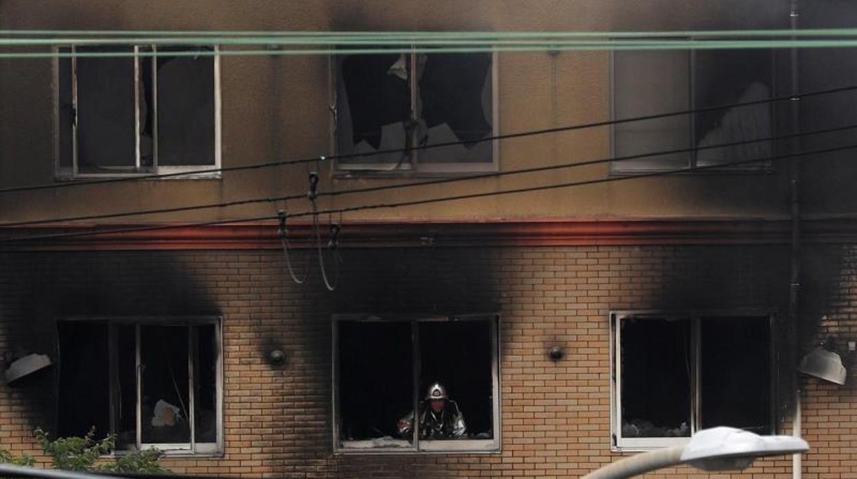 Un bombero revisa una habitación del edificio de Kioto Animation incendiado