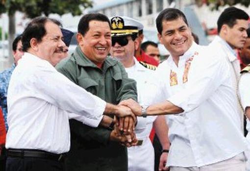 Daniel Ortega (izquierda), Hugo Chávez (centro) y Rafael Correa, en 2008