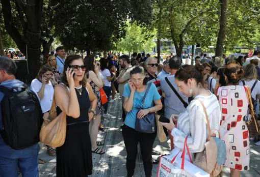 Personas evacuadas de los edificios en la plaza Syntagma tras el seísmo