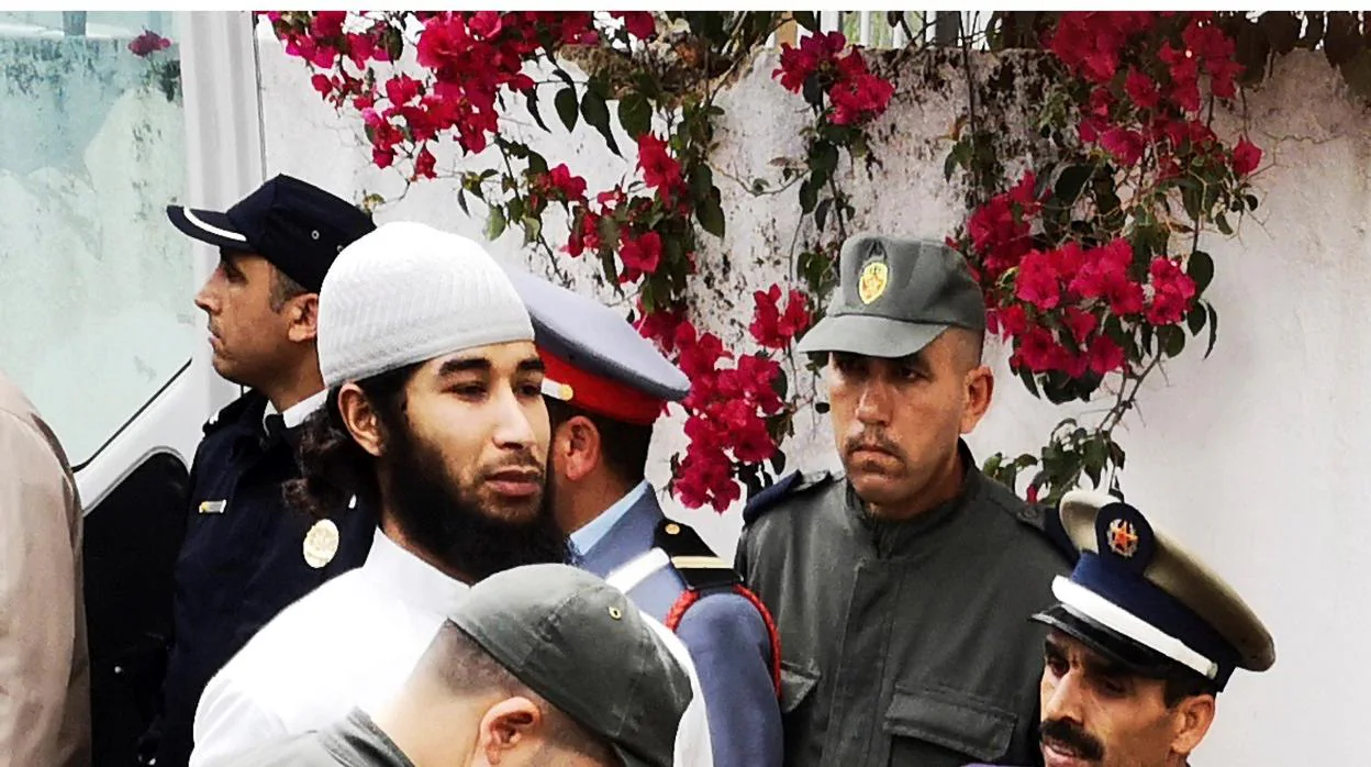 Abdessamad Al Joud, el cerebro del grupo yihadista, a su llegada al tribunal custodiado por la policía marroquí.