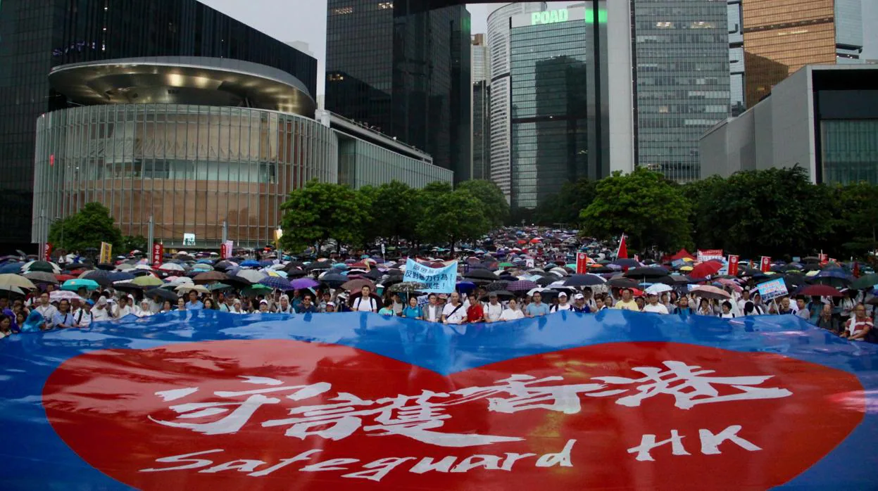 Bajo el edificio del Gobierno, los manifestantes a favor de la Policía desplegaron una pancarta gigante con el lema «Proteger Hong Kong»