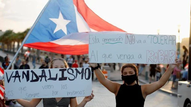 La Policía de Puerto Rico emplea gases lacrimógenos contra los partidarios de la dimisión de Roselló