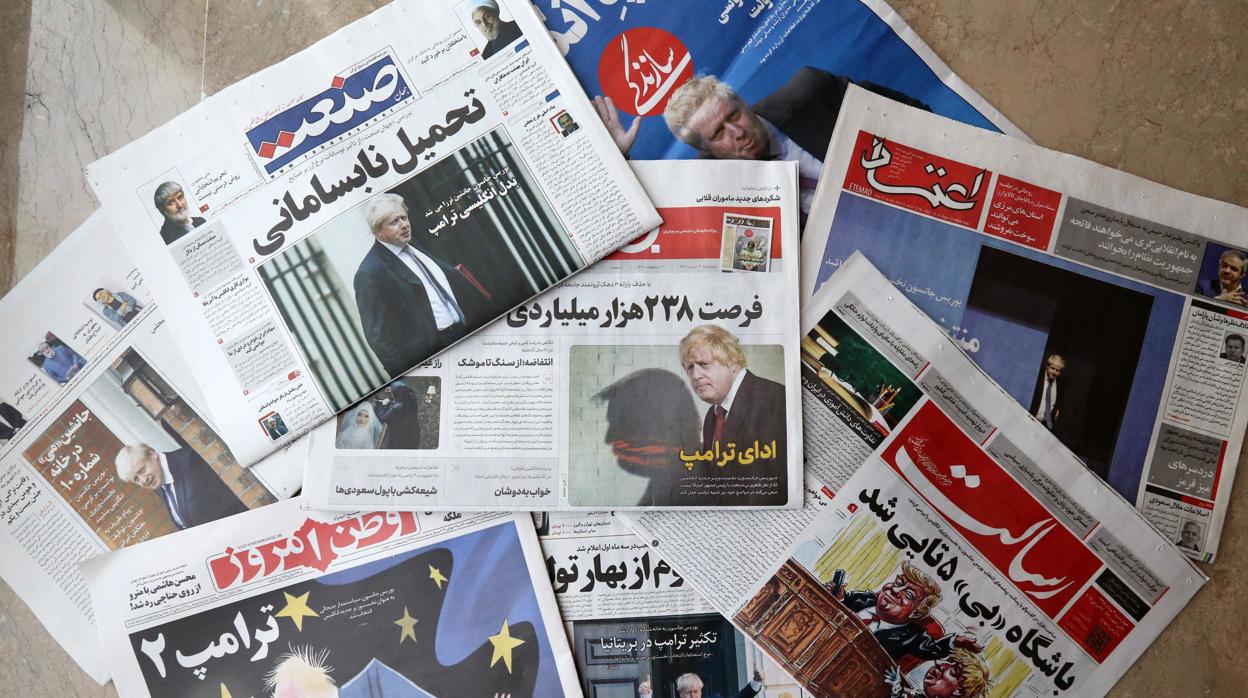 Las portadas de periódicos iraníes con fotos de Boris Johnson, tras su elección este martes