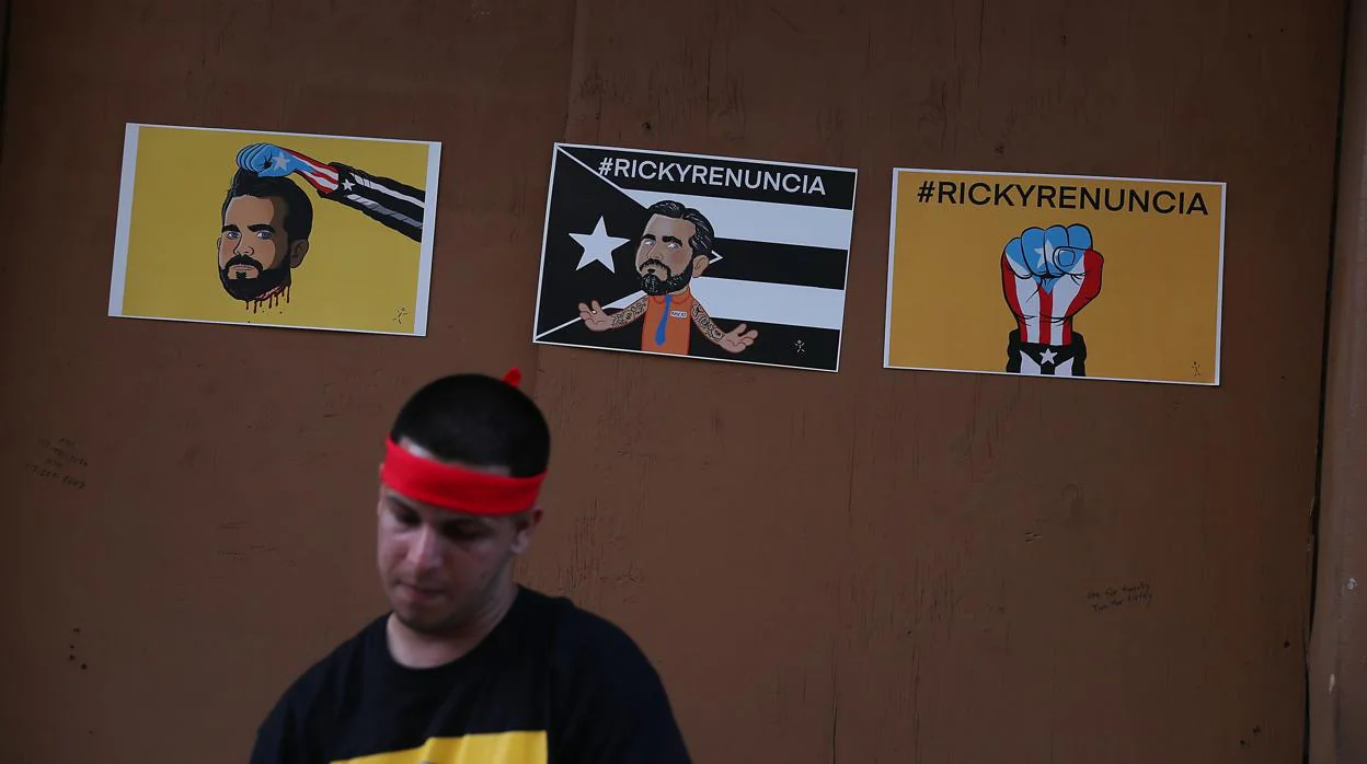 Carteles pidiendo la dimisión del gobernador Ricardo Rosselló en San Juan
