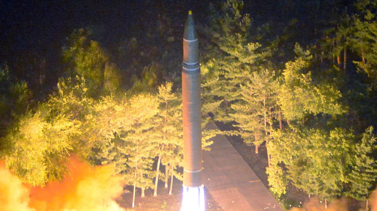 Foto de archivo del misil norcoreano que sobrevoló el norte de Japón en agosto de 2017