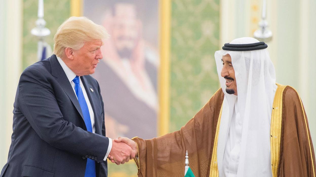 Donald Trump se reúne con el Rey de Arabia Saudí, Salmán bin Abdulaziz, en 2017