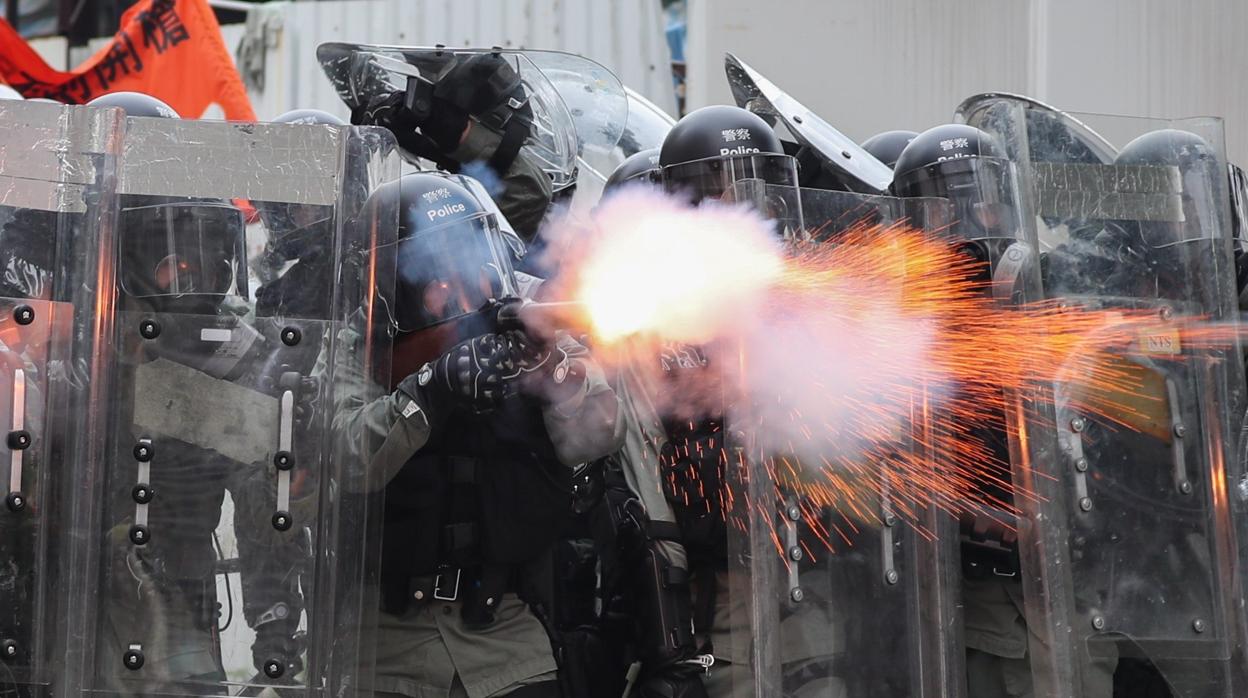 Policías antidisturbios disparan gases lacrimógenos para intentar dispersar una nueva protesta en Yuen Long, Hong Kong