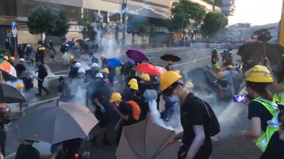 Batalla campal entre la Policía y los manifestantes en Hong Kong