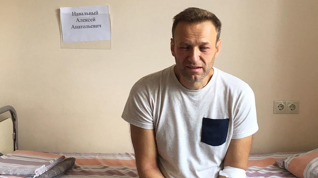 El líder opositor ruso, Alexei Navalni, este lunes en el hospital moscovita en el que fue ingresado