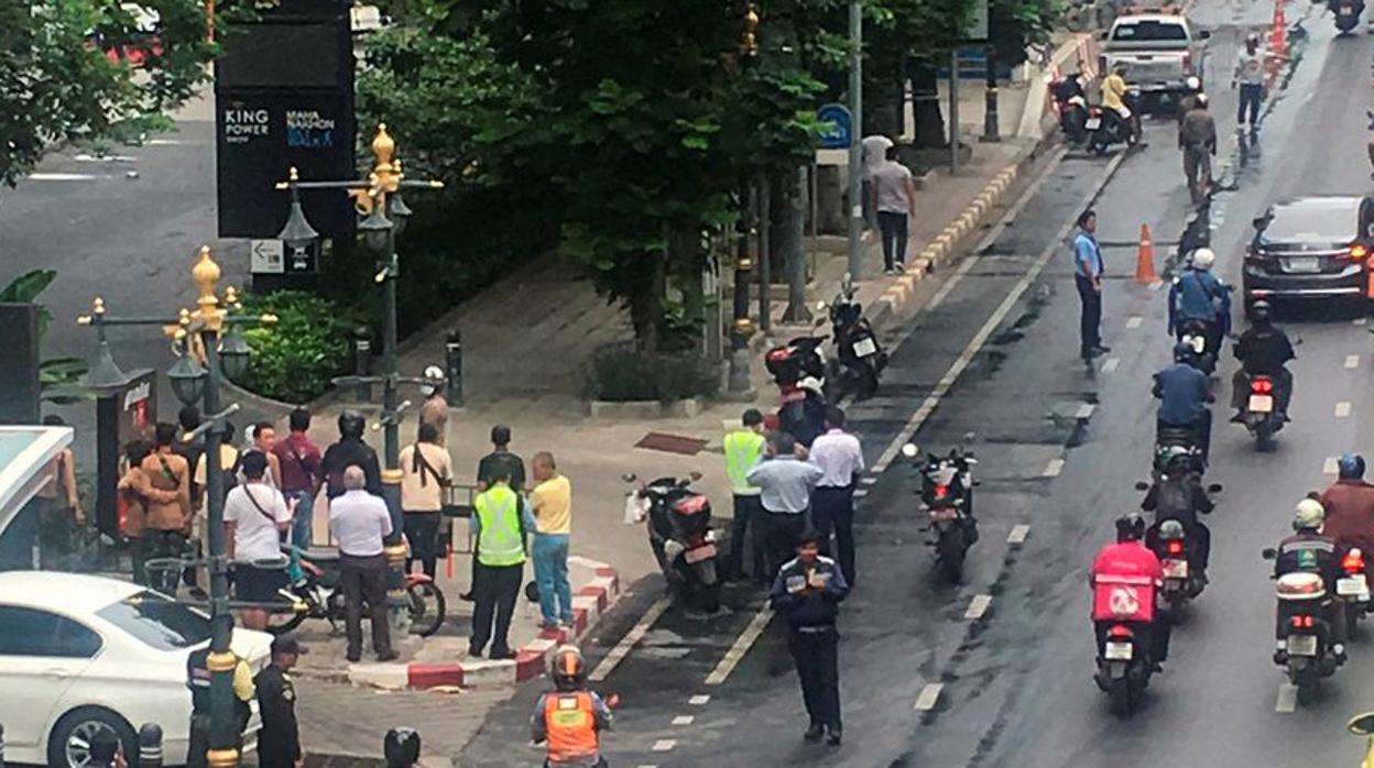 Una multitud se reúne cerca del lugar donde se han escuchado las explosiones en Bangkok