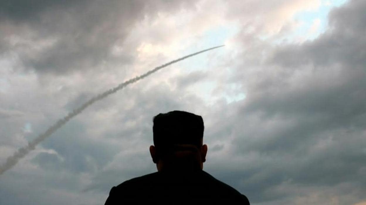 Imagen de la emisora norcoreana KCTV que muestra a Kim Jong-un viendo el lanzamiento de un misil balístico