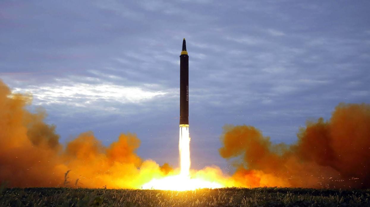 Lanzamiento de un misil balístico de alcance intermedio por Corea del Norte en 2017