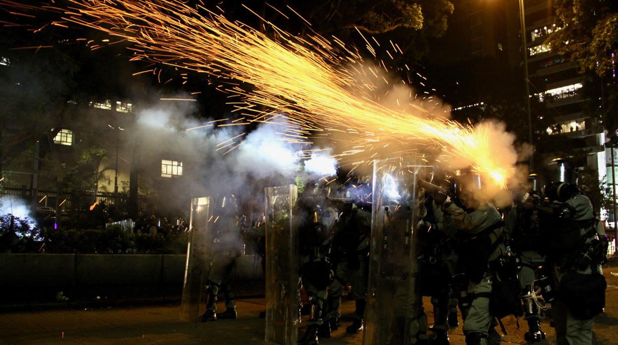 La Policía dispara gases lacrimógenos en Hong Kong