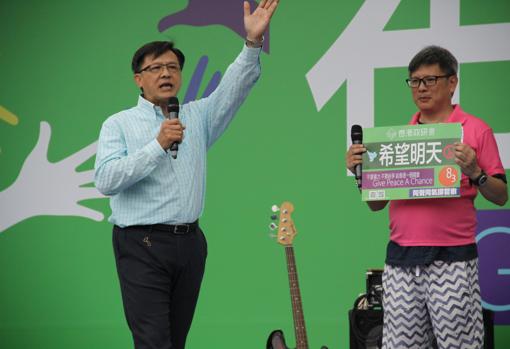 El polémico diputado Junius Ho, que felicitó a los matones que atacaron a los manifestantes en Yuen Long y profirió amenazas de muerte tras la profanación de la tumba de sus padres, en el acto de apoyo a la Policía