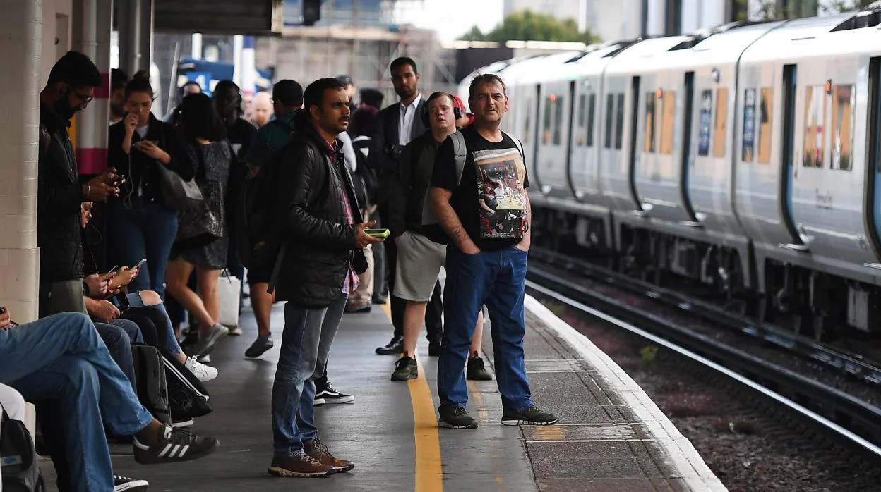 Pasajeros afectados por el apagón en una estación de Londres