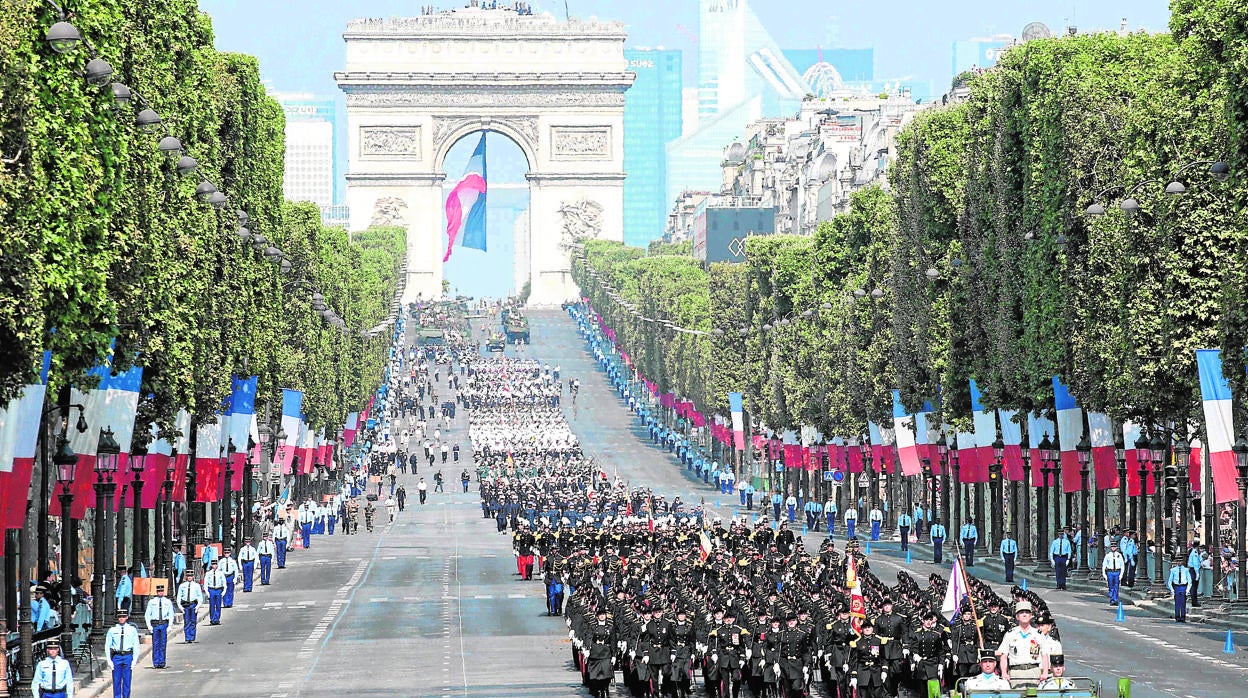 Desfile miltiar durante la celebración del 14 de julio en París