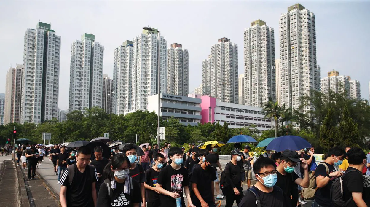 Cientos de manifestantes caminan por las calles de Hong Kong en el décimo fin de semana de protestas