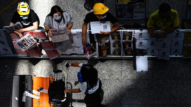 Una nueva ocupación del aeropuerto de Hong Kong obliga a cancelar más vuelos