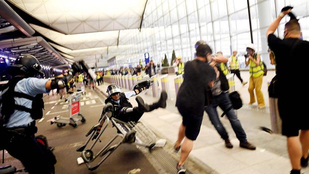 Compás de espera en Hong Kong tras el desalojo del aeropuerto